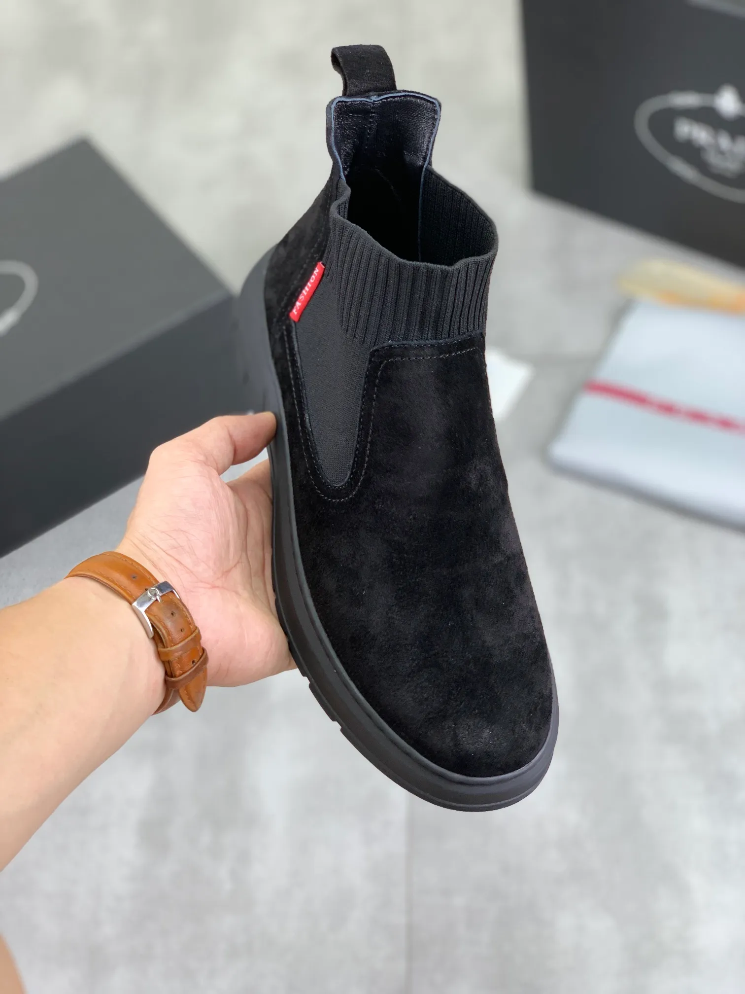 Men's shoes 💰P480 new style, sheepskin and velvet lining, new PRADA (Prada) high tops are on the market, new men's shoes, 😘 fabrics are selected from original imported calfskin. Soft sheepskin lining and warm fleece lining. The original version is awesome! 👍🏿Original open-molded non-slip PU outsole, with exquisite lines, simple and elegant, super comfortable and classy on foot, suitable for leisure travel. Code number:38-44